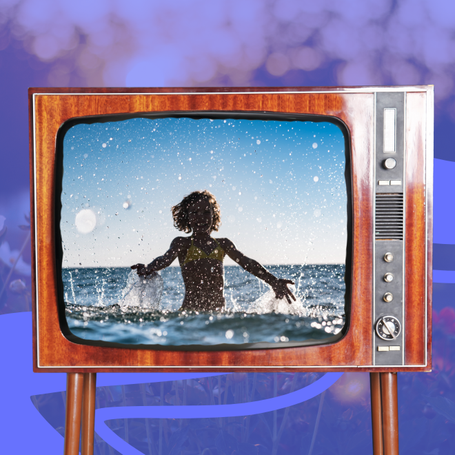 Gammal TV där någon badar i ett hav