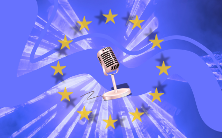 Gammal mikrofon med europeiska unionens stjärnor runt