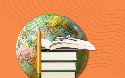 Jordglob, bokhög , glasögon och penna på orange bakgrund