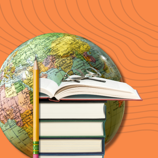 Jordglob, bokhög , glasögon och penna på orange bakgrund