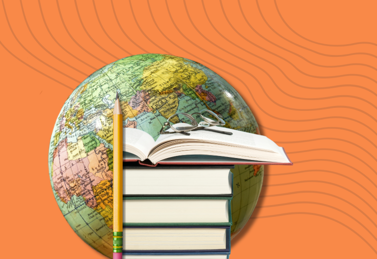 Jordglob, bokhög , glasögon och penna på orange bakgrund