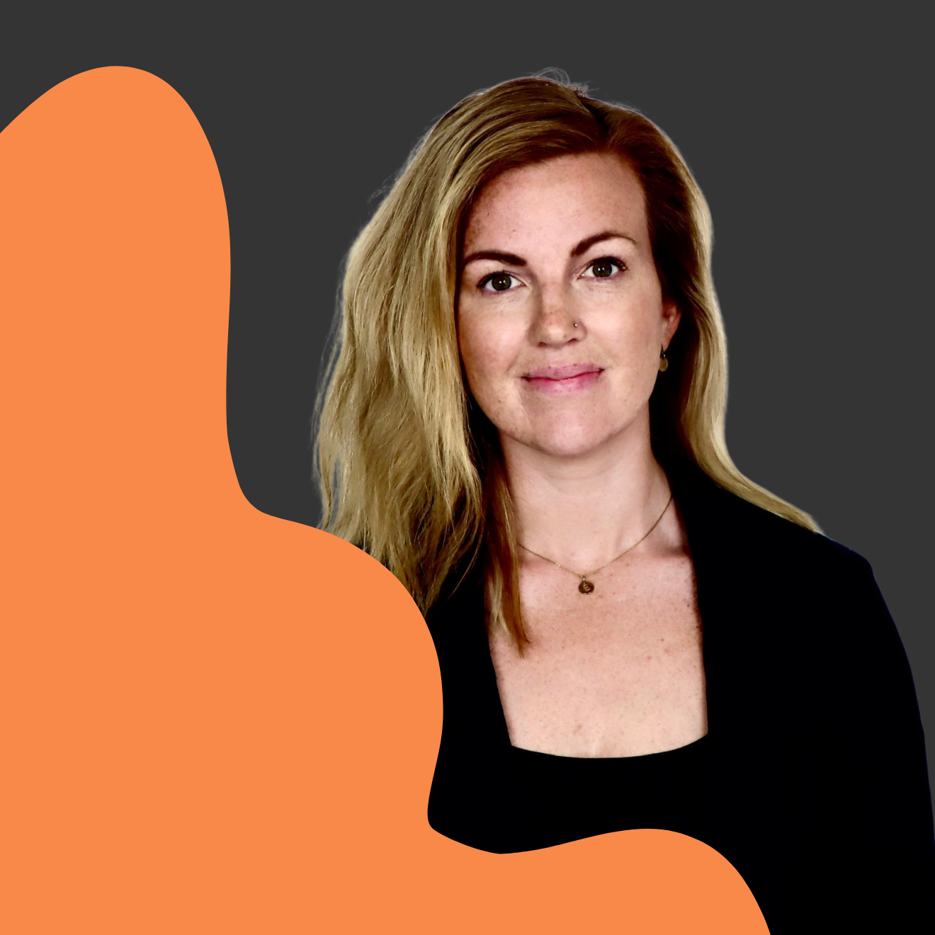 Kvinna i svart kostym