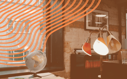 Rum med jordglob på bord, lampa. Oranga toner.