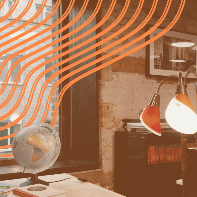 Rum med jordglob på bord, lampa. Oranga toner.