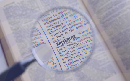 förstoringsglas på källkritik