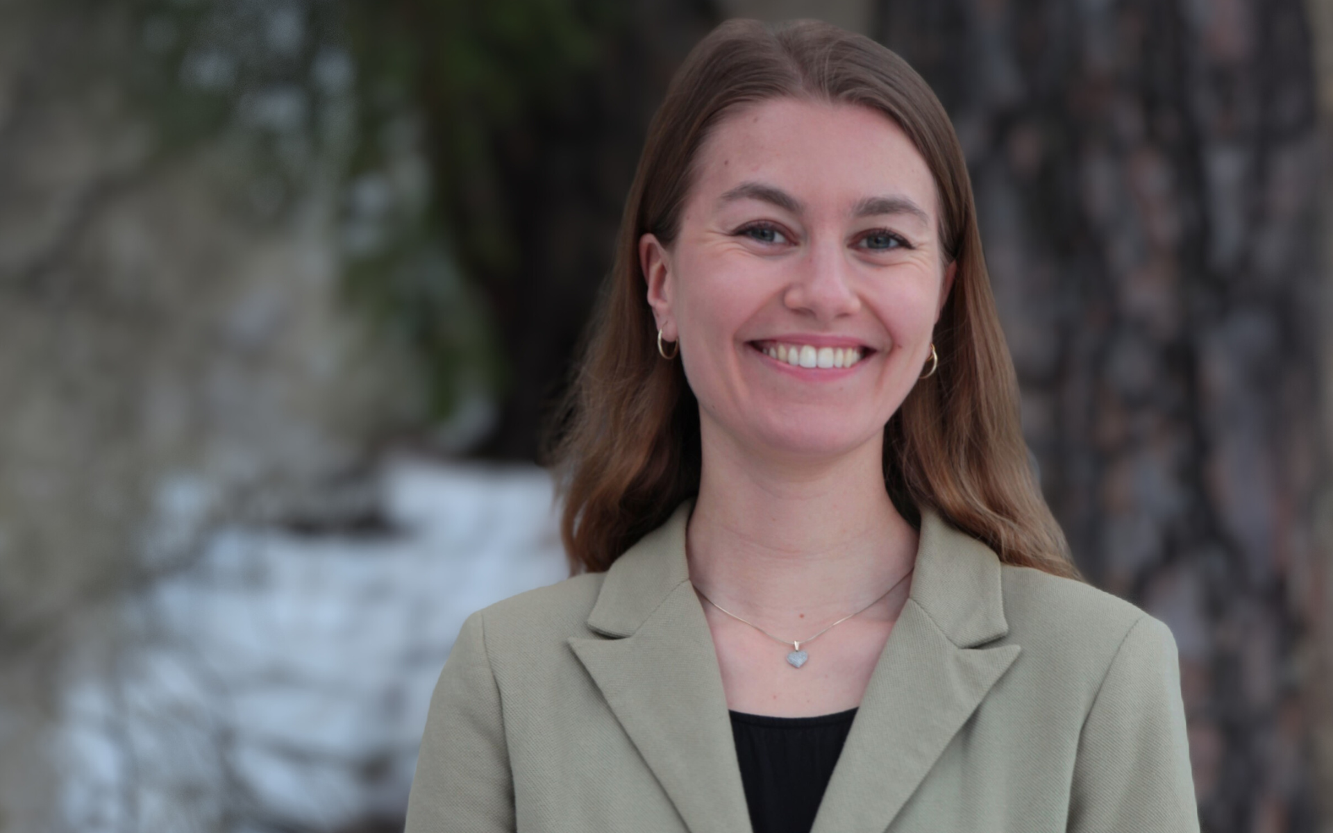 kvinna i kavaj framför träd