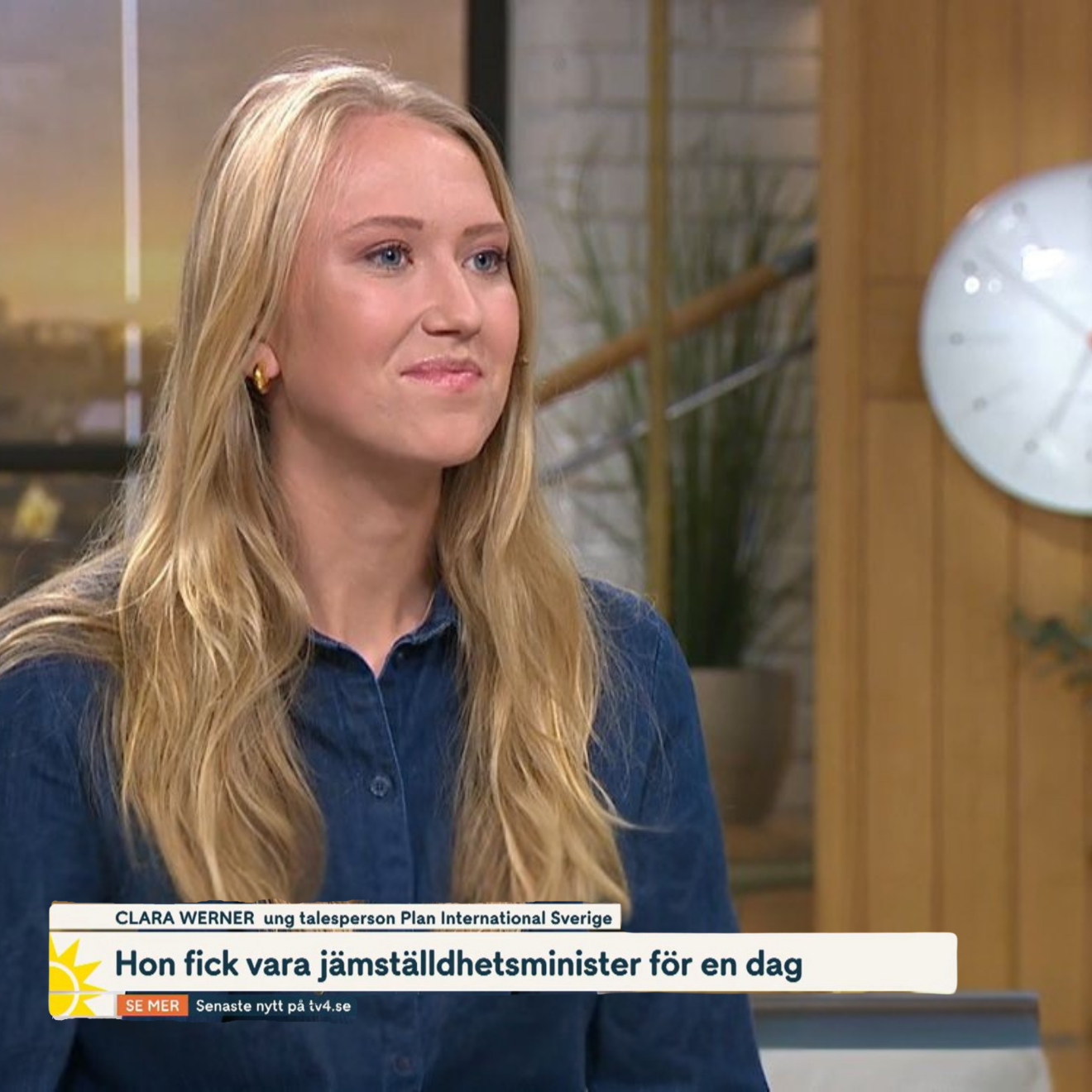 ung kvinna i tv-intervju