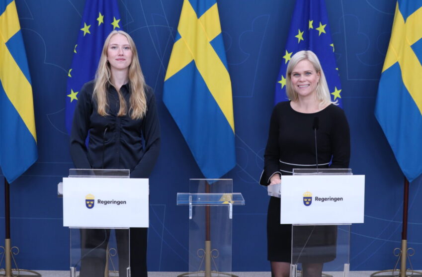 Ung kvinna och äldre kvinna på pressträff