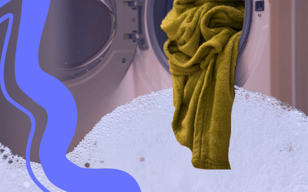 grön tvätt som hänger över bubblor