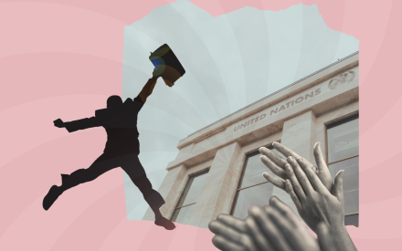 Rosa bakgrund. Person som hoppas av glädje. Händer som klappar. FN byggnad
