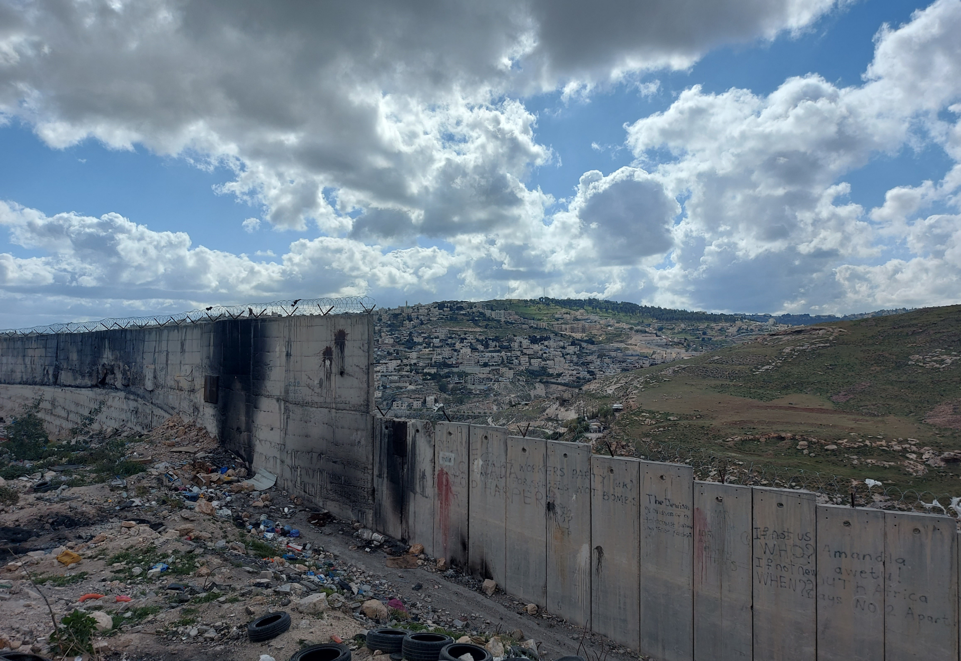 muren som skiljer israelerna och palestinier från varandra i byn Abu Dis
