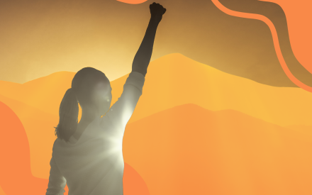 Tjej med knuten hand upp. Orange bakgrund.