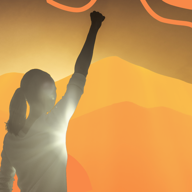 Tjej med knuten hand upp. Orange bakgrund.