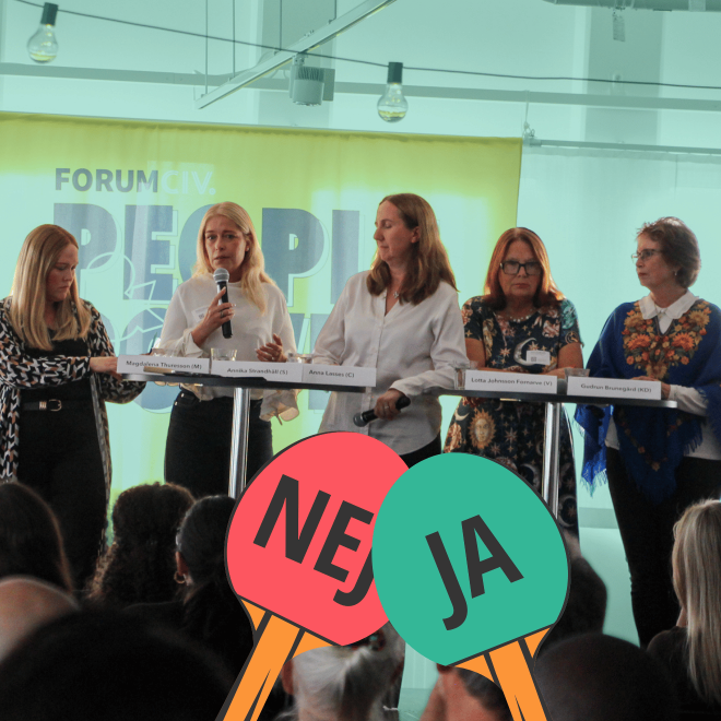 Politiker från partierna M, S, C, V och KD står på en scen och talar. Bakom syns banderollen med texten People & Power.