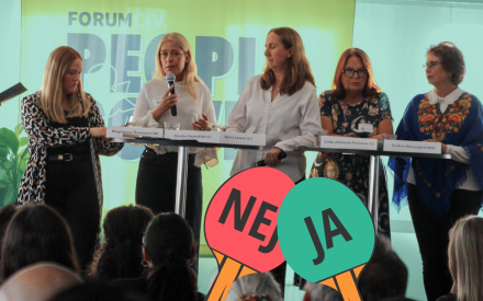 Politiker från partierna M, S, C, V och KD står på en scen och talar. Bakom syns banderollen med texten People & Power.