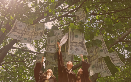 Pengar i träd. Studenter som sträcker upp armarna.