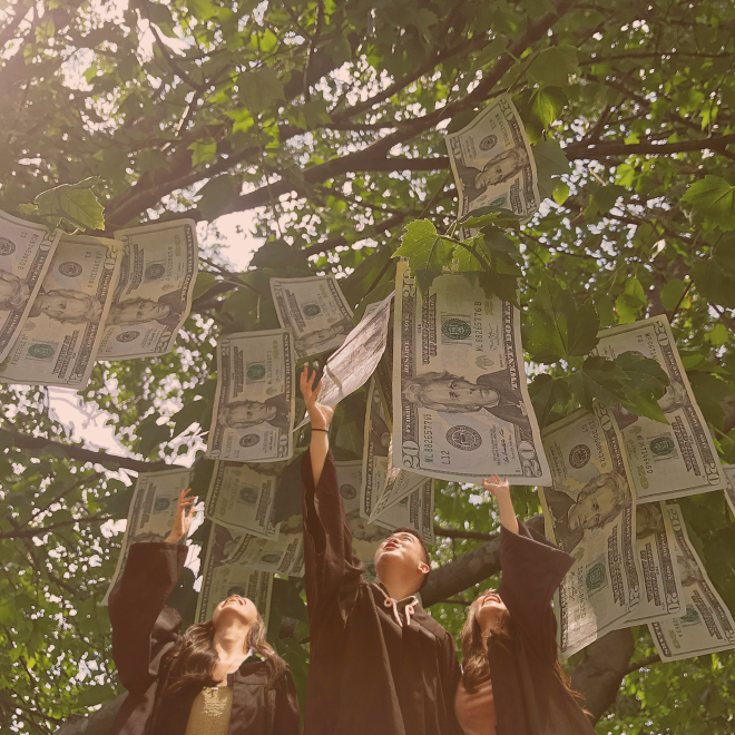 Pengar i träd. Studenter som sträcker upp armarna.