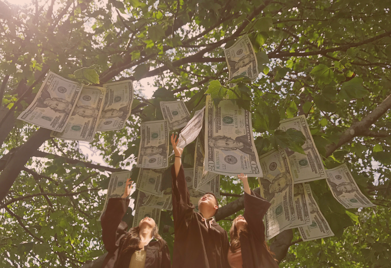 Pengar i träd. Studenter som sträcker upp armarna.
