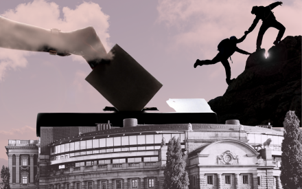 Riksdagen i förgrunden, två personer klättrar uppför ett berg i bakgrunden. En hand sticker fram och stoppar ner en valsedel i en valurna.