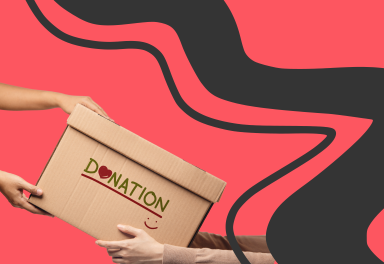 Bild på två personer som bär en låda med ordet donation på