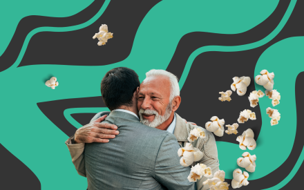 Bakgrunden är grön med mörkbruna sträck. Två män kramas och till höger är symbolen för män gjord av popcorn.