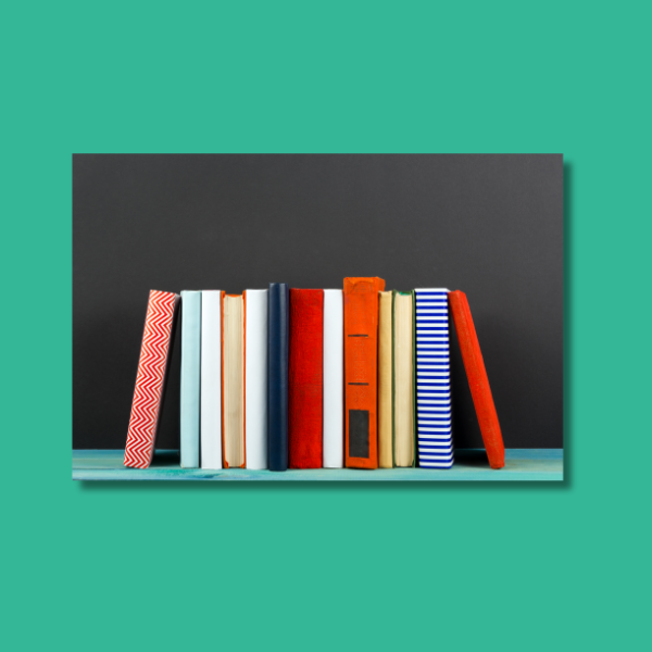 Böcker mot mörk bakgrund