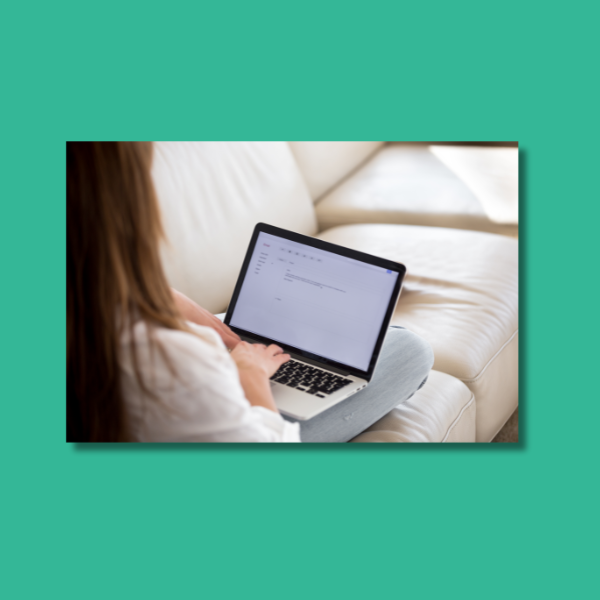 En person skriver på en laptop