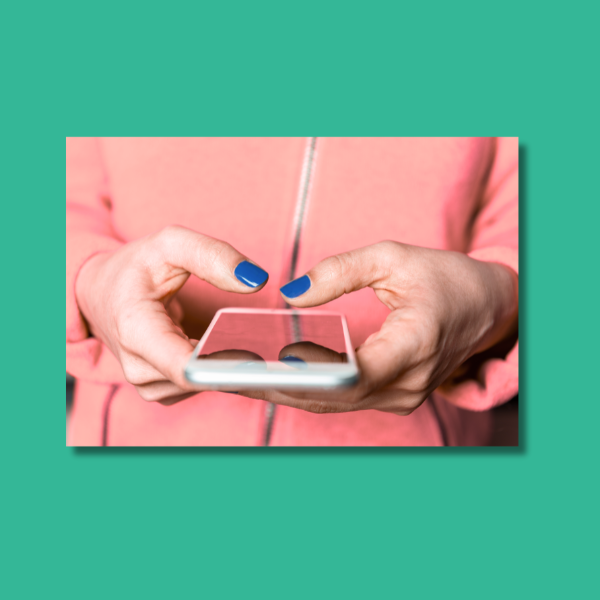 En person håller en telefon i handen.