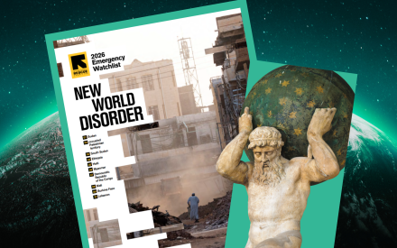 Rapporten Emergency Watchlist och statyn Atlas som bär upp ett jordklot. Bakgrund är jorden med grönt ljus.