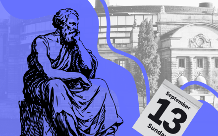 En grekisk gud som sitter och tänker framför riksdagen.