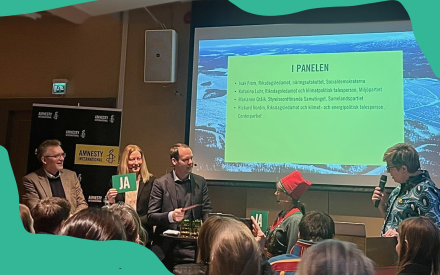 Foto från panelsamtalet från Amnesty. Rickard Nordin, riksdagsledamot och klimat- och energipolitisk talesperson, Centerpartiet Katarina Luhr, riksdagsledamot och klimatpolitisk talesperson, Miljöpartiet Isak From, riksdagsledamot, näringsutskottet, Socialdemokraterna Marianne Gråik, styrelseordförande Sametinget, Samelandspartiet