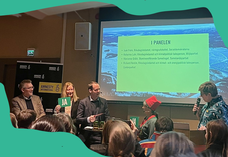 Foto från panelsamtalet från Amnesty. Rickard Nordin, riksdagsledamot och klimat- och energipolitisk talesperson, Centerpartiet Katarina Luhr, riksdagsledamot och klimatpolitisk talesperson, Miljöpartiet Isak From, riksdagsledamot, näringsutskottet, Socialdemokraterna Marianne Gråik, styrelseordförande Sametinget, Samelandspartiet
