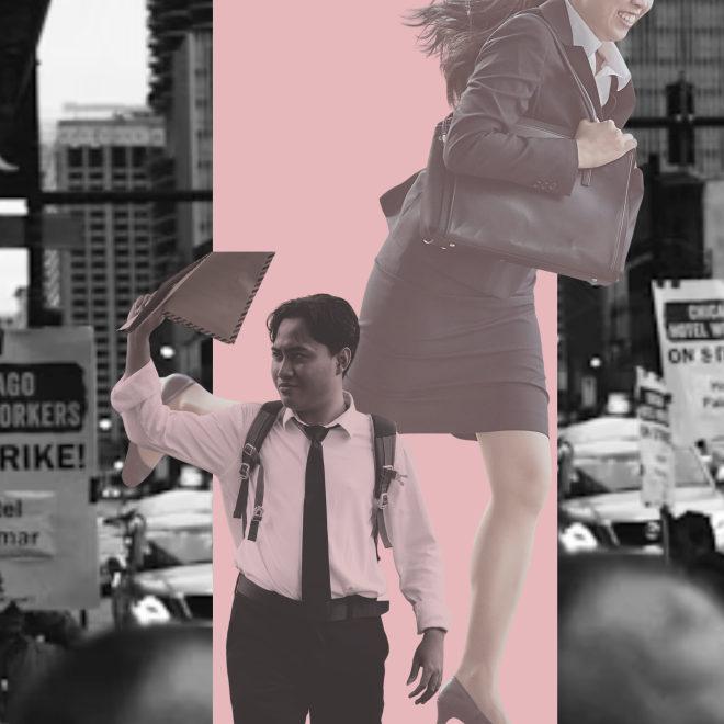 Svart-vit strejk protest. Två personer som springer och ena håller upp ett papper i luften.