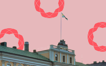 Rosa bakgrund, röda kringlor och Utrikesdepartementets byggnad