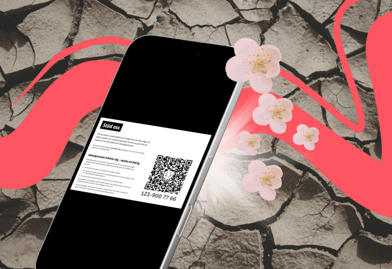 Telefon med Swish logga på. I bakgrunden sprucken torr mark, blommor och ljus bakom telefonen.