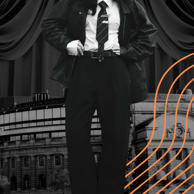 Person i kostym som står framför riksdagen. Svartvit bild.