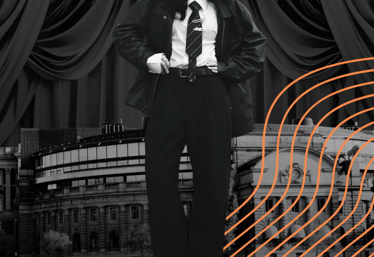 Person i kostym som står framför riksdagen. Svartvit bild.