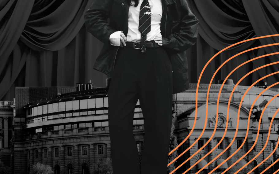 Person i kostym som står framför riksdagen. Svartvit bild.