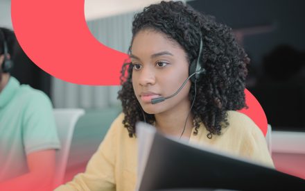 Kvinna sitter i telefonjour
