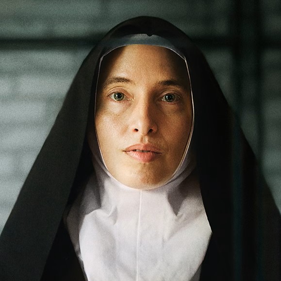 Kvinna i nunna dräkt.