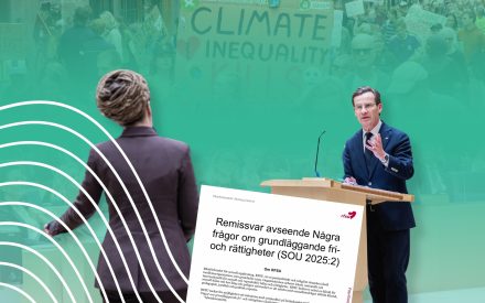 Politiker debatterar i kammaren. I förgrunden syns ett remissvar från RFSU och i bakgrunden demonstrerar människor.