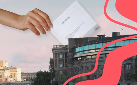 En hand som håller ett valkuvert ovanför en bild tagen på riksdagsguset