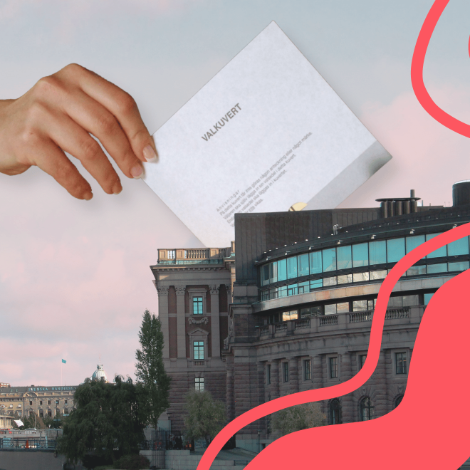 En hand som håller ett valkuvert ovanför en bild tagen på riksdagsguset