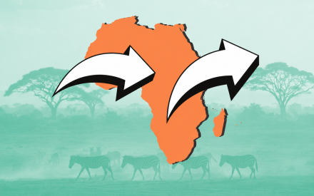 Karta över Afrika med två vita pilar mot en dimmig savannbakgrund.