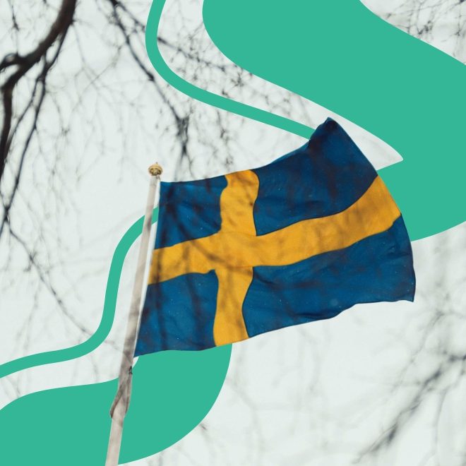 Svensk flagga mot en ljus himmel med grafiska gröna former i bakgrunden.