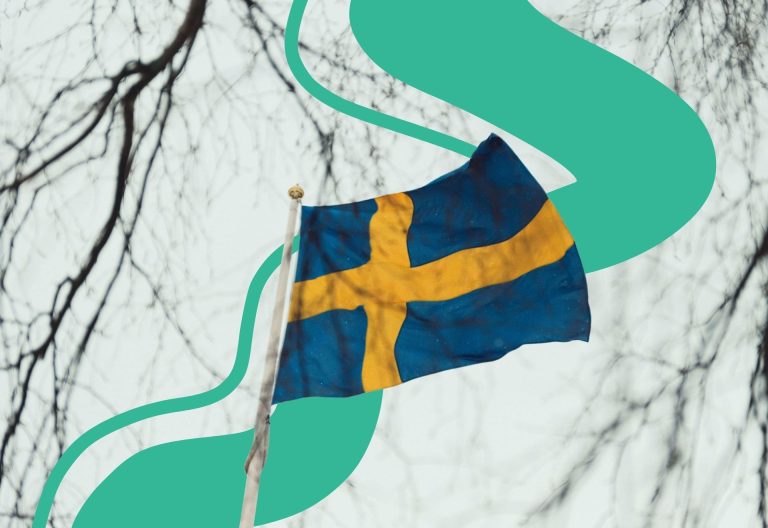 Svensk flagga mot en ljus himmel med grafiska gröna former i bakgrunden.