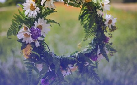 En blomkrans med ett gräsfält i bakgrunden.