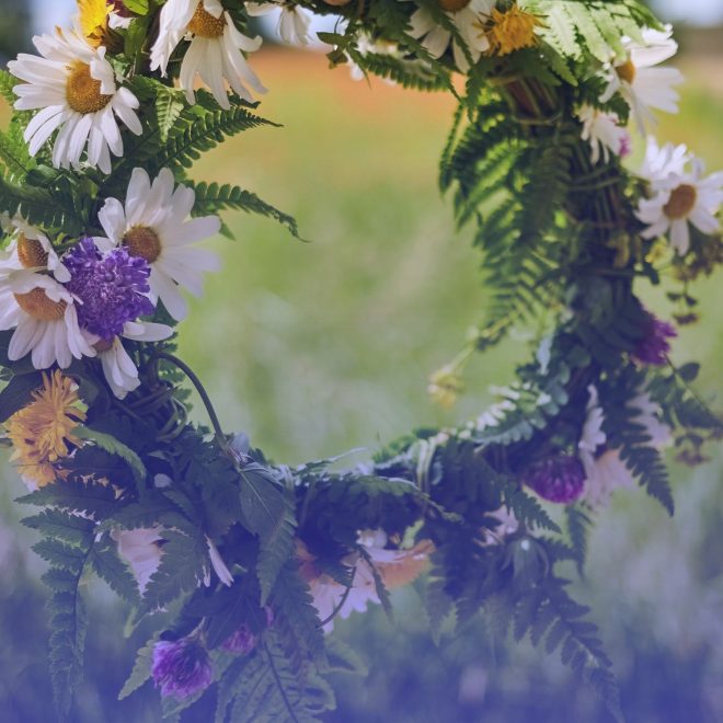 En blomkrans med ett gräsfält i bakgrunden.