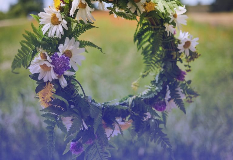 En blomkrans med ett gräsfält i bakgrunden.
