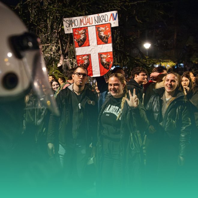 Människor demonstrerar i Belgrad Serbien